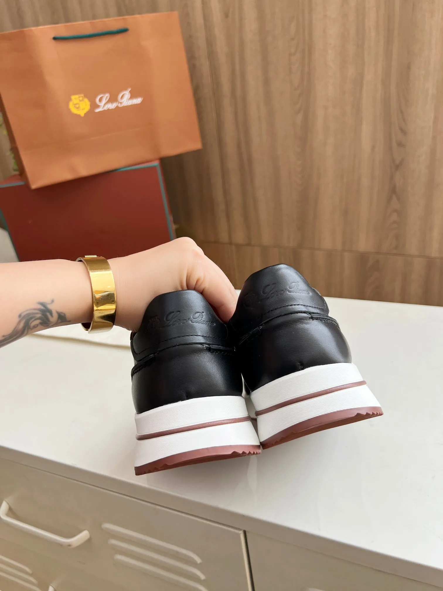 Men's Men's Shoes 💰620 👑Loro Piana* Purchase the original 1:1 copy. Founded the existing Loro Piana company on April 24, 1924. It is now the sixth generation of family business, providing high-quality products to customers who are discerning about taste and quality. Imported calfskin fabrics. The interior is made of imported A-grade water-dyed cow lining. 💝 Focus on top quality, pay for what you pay, and compare the inner details. Original authentic packaging. Code number: 39-45